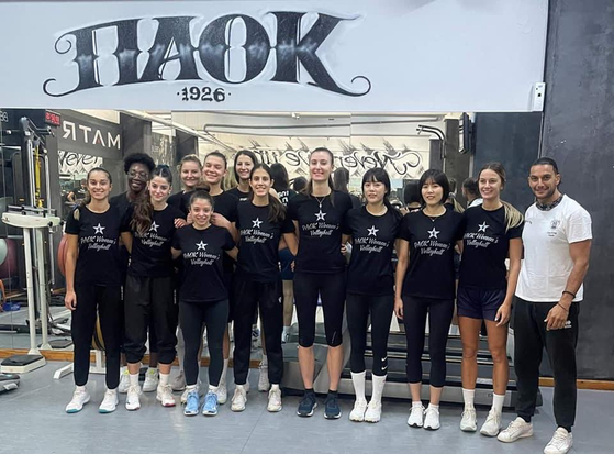 Greek club PAOK Thessaloniki posted a picture of the twin volleyball players Lee Jae-young, third from right, and Lee Da-young, fourth from right, attending their first training session. [SCREEN CAPTURE]