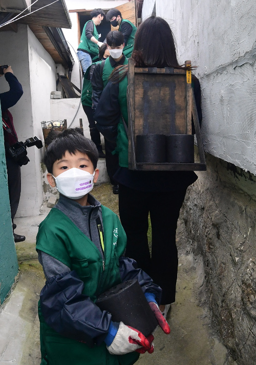 한 어린이가 연탄을 배달하는 모습. 강민석 선임기자