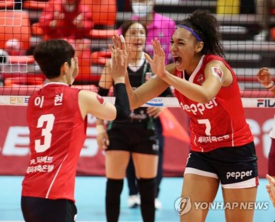 (광주=연합뉴스) 19일 광주 염주종합체육관(페퍼스타디움)에서 열린 프로배구 V리그 여자부 페퍼저축은행 AI페퍼스와 KGC인삼공사의 경기에서 페퍼저축은행 엘리자벳이 공격을 성공시킨 뒤 세터 이현과 하이파이브하고 있다.