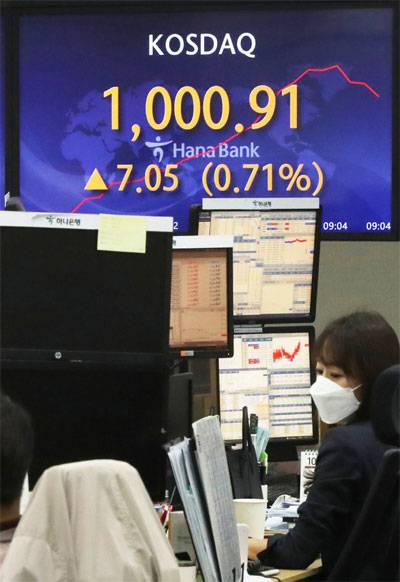 19일 오전 서울 중구 하나은행 본점 딜링룸. [사진 출처 = 연합 뉴스]