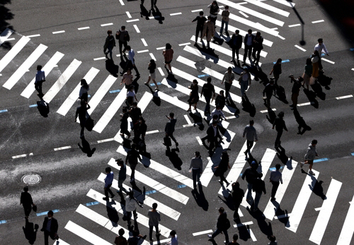 지난 13일 서울 종로구 일대 횡단보도에서 직장인들이 점심식사를 위해 걸어가고 있는 모습. [사진 출처 = 연합뉴스]