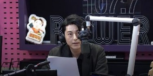 배우 류수영이 아내 박하선을 대신해 스페셜 DJ로 나섰다. 사진=SBS 파워FM ‘박하선의 씨네타운’
