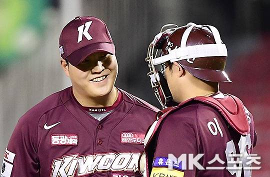 19일 오후 서울 잠실구장에서 "2021 KBO 리그" 키움 히어로즈와 LG 트윈스 경기가 열렸다. 8회말 2사에서 키움 조상우가 이지영과 대화를 나눈 후 김태훈과 교체되고 있다. 사진(서울 잠실)=김영구 기자
