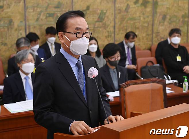 이석형 언론중재위원회 위원장이 19일 서울 여의도 국회에서 열린 문화체육관광위원회의 한국예술종합학교, 한국언론진흥재단 등에 대한 국정감사에서 업무보고를 하고 있다. /사진=뉴스1