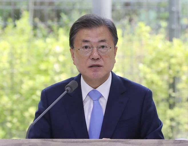 문재인 대통령이 18일 서울 용산구 노들섬다목적홀에서 열린 2050 탄소중립위원회 제2차 전체회의에서 발언하고 있다. [연합]