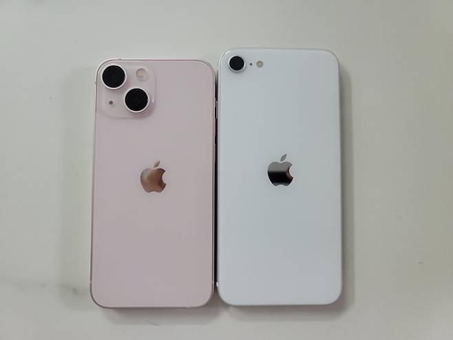 (좌)아이폰13 미니 (우)아이폰SE2 [박혜림 기자/rim@]