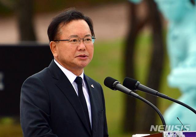 [광주=뉴시스]류형근 기자 = 지난5월18일 오전 광주 북구 운정동 국립5·18민주묘지에서 '우리들의 오월'을 주제로 41주기 기념식이 열린 가운데 김부겸 국무총리가 기념사를 하고 있다. 2021.05.18. hgryu77@newsis.com