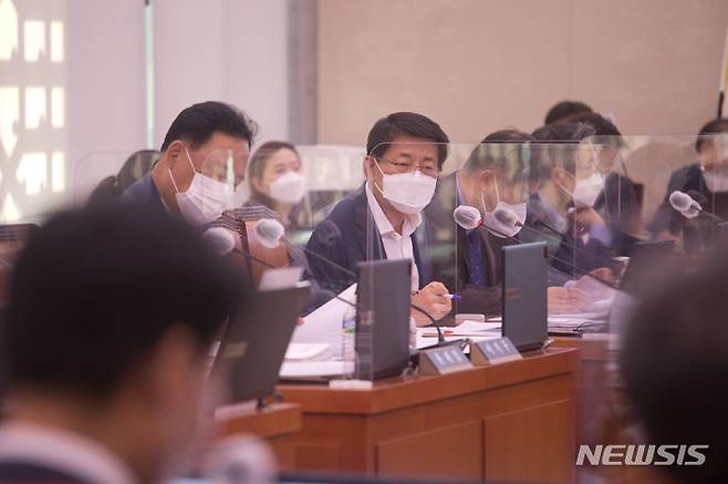 [서울=뉴시스] 최진석 기자 = 13일 오전 서울 여의도 국회에서 열린 농해수위(농림축산식품해양수산위원회) 국정감사에 참석한 더불어민주당 서삼석 의원이 해양경찰청장에게 질문하고 있다. (공동취재사진) 2021.10.13. photo@newsis.com
