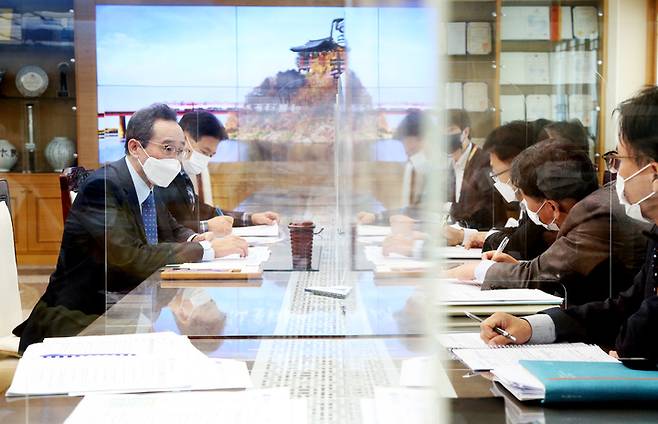 [전주=뉴시스] 19일 전북도청 회의실에서 열린 2022년 국가예산 확보 전략회의에 송하진 도지사를 비롯한 실,국장들이 참석해 각 실·국별 중점사업의  최대 예산반영을 위한 전략적 대응 방안을 집중 논의하고 있다. 2021.10.19 photo@newsis.com *재판매 및 DB 금지