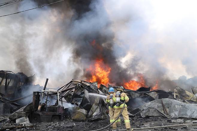[화성=뉴시스] 경기 화성시 팔탈면의 한 방향제 제조공장에서 불이 나 소방당국이 진화작업에 나섰다. (사진=경기도소방재난본부 제공) *재판매 및 DB 금지