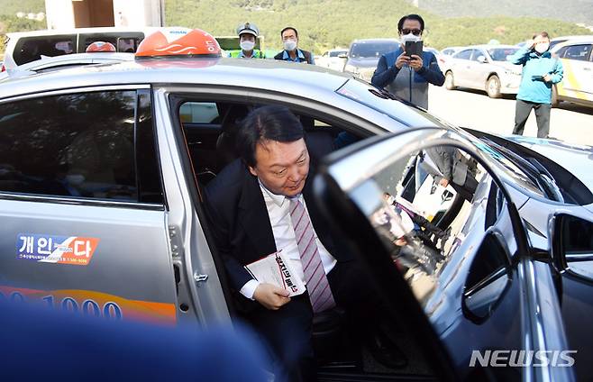 [부산=뉴시스] 하경민 기자 = 윤석열 국민의힘 대통령선거 경선 후보가 19일 부산 연제구 부산개인택시조합에 택시를 타고 온 뒤 차량에서 내리고 있다. 2021.10.19. yulnetphoto@newsis.com