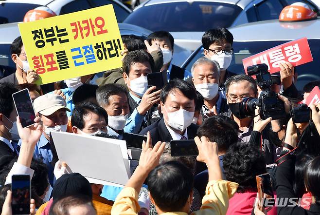 [부산=뉴시스] 하경민 기자 = 윤석열 국민의힘 대통령선거 경선 후보가 19일 부산 연제구 부산개인택시조합을 방문, 환영 나온 기사들과 인사하고 있다. 2021.10.19. yulnetphoto@newsis.com
