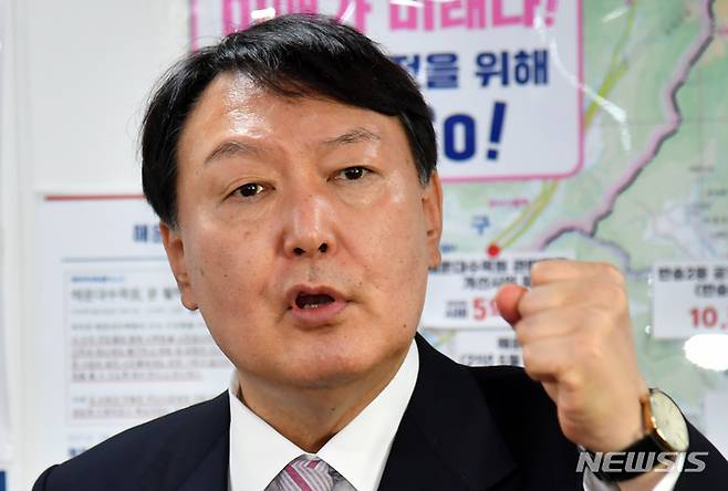 [부산=뉴시스] 하경민 기자 = 윤석열 국민의힘 대통령선거 경선 후보가 19일 오전 부산 해운대구 해운대을 당원협의회를 방문, 지지를 호소하는 발언을 있다. 2021.10.19. yulnetphoto@newsis.com