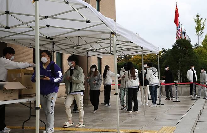 중간고사를 치르는 동료 학생들에게 먹거리를 제공하는 목원대 총학생회. *재판매 및 DB 금지