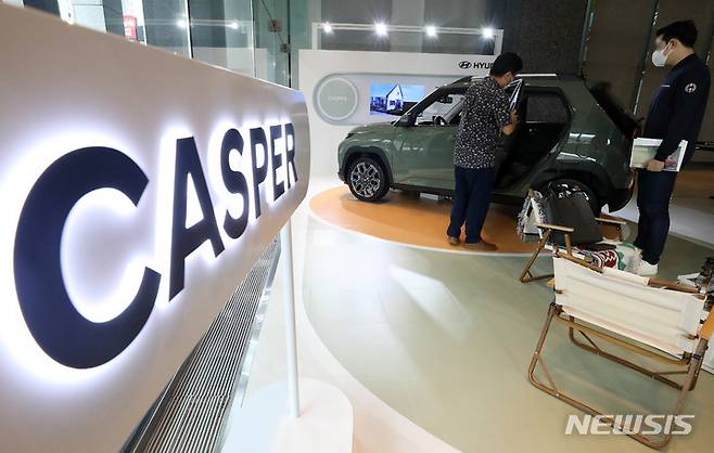 [서울=뉴시스] 백동현 기자 = 현대자동차 엔트리 스포츠유틸리티(SUV) 캐스퍼가 온라인 발표회를 시작으로 판매를 시작한 29일 오후 서울 종로구 현대해상화재보험 본사 로비에 마련된 전시장에서 한 시민이 차량 내부를 둘러보고 있다. 2021.09.29. livertrent@newsis.com