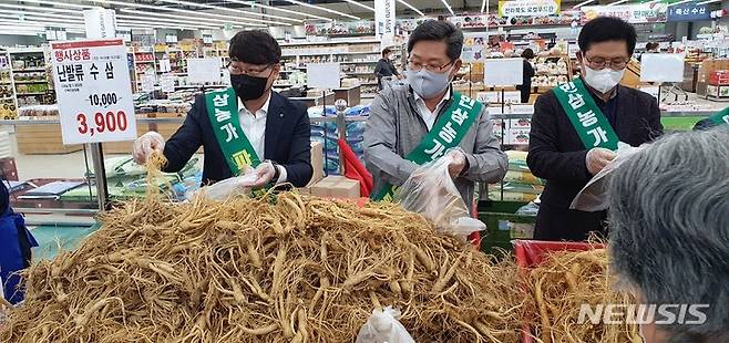 [전주=뉴시스]윤난슬 기자 = 전북농협은 전북인삼농협과 19일 농협 하나로마트 전주점에서 '환절기 인삼이 딱이야' 소비 촉진 이벤트를 진행했다고 밝혔다.2021.10.19.(사진=전북농협 제공)
