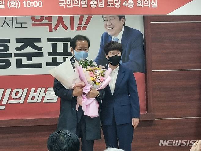 [천안=뉴시스] 이종익 기자 = 홍준표 국민의힘 대선 경선 후보가 19일 오전 충남 천안의 국민의힘 충남도당에서 열린 충남 선대위 임명장 수여식에 참석해 당원과 사진을 찍고 있다. 2021.10.19. 007news@newsis.com