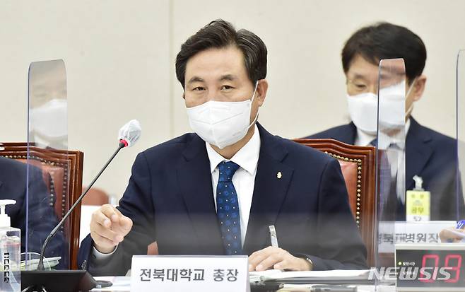 [서울=뉴시스] 전신 기자 = 김동원 전북대 총장이 19일 서울 여의도 국회에서 열린 교육위원회의 경북대학교, 부산대학교 등에 대한 국정감사에서 의원 질의에 답변하고 있다. (공동취재사진) 2021.10.19. photo@newsis.com