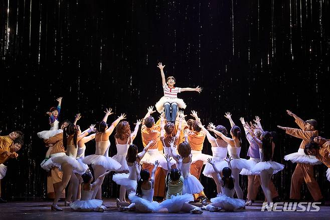 [서울=뉴시스]뮤지컬 '빌리 엘리어트' 공연 사진. (사진=신시컴퍼니 제공) 2021.10.19. photo@newsis.com