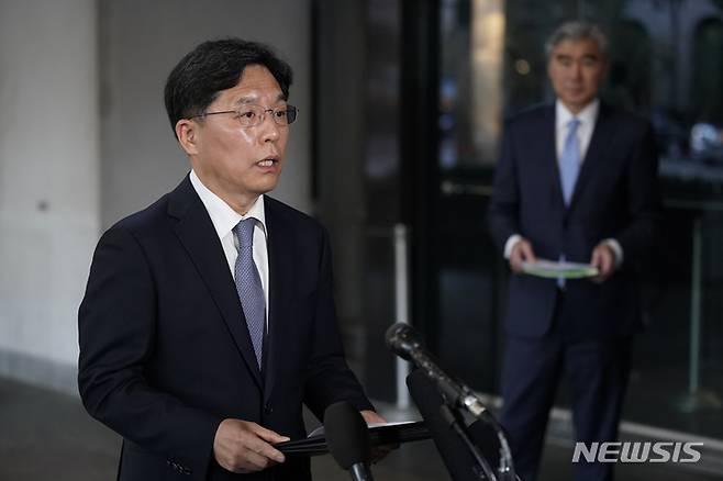 [워싱턴=AP/뉴시스] 노규덕 외교부 한반도평화교섭본부장이 18일(현지시간) 성김 미 국무부 대북 특별대표와 회담을 마친 후 워싱턴 미 국무부 앞에서 기자회견하고 있다. 이번 주말 방한하는 성김 대표는 한국 측과 종전 선언 논의를 지속하기를 고대한다고 밝혔다. 2021.10.19.