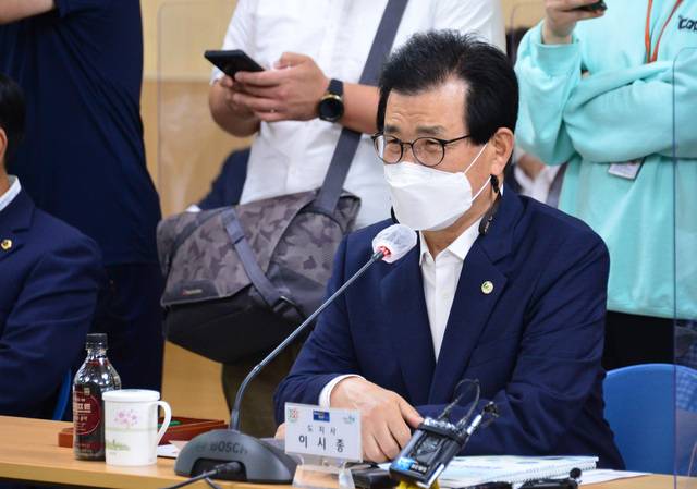 [서울=뉴시스]전신 기자 = 이시종 충북지사가 6일 충북 청주 충북도청에서 열린 더불어민주당-충청북도 예산정책협의회에서 인사말을 하고 있다. (사진=더불어민주당 제공) 2021.07.06. photo@newsis.com *재판매 및 DB 금지