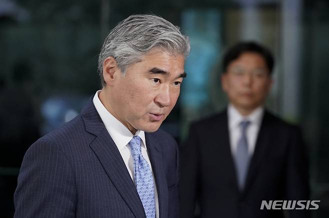 [워싱턴=AP/뉴시스] 성김 미 국무부 대북 특별대표가 18일(현지시간) 노규덕 외교부 한반도평화교섭본부장과 회담을 마친 후 워싱턴 미 국무부 앞에서 기자회견하고 있다. 이번 주말 방한하는 성김 대표는 한국 측과 종전 선언 논의를 지속하기를 고대한다고 밝혔다. 2021.10.19.