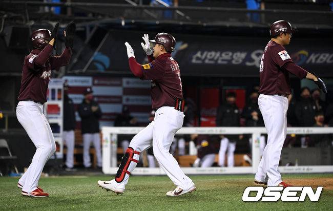 [OSEN=잠실, 최규한 기자]5회초 1사 1, 2루 상황 대타로 나선 키움 김웅빈이 달아나는 우월 스리런포를 날리고 홈을 밟으며 변상권-이지영과 기뻐하고 있다. / dreamer@osen.co.kr