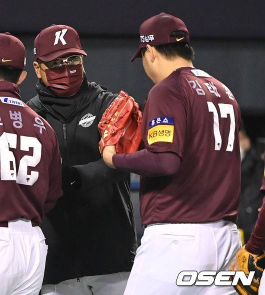 [OSEN=잠실, 최규한 기자]승리한 키움 홍원기 감독이 세이브를 거둔 김태훈과 인사를 나누고 있다. 2021.10.19 / dreamer@osen.co.kr
