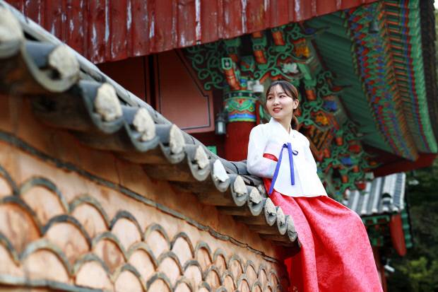 예쁜 한복을 차려 입은 모델이 전남 곡성 도림사에서 포즈를 취하고 있다. 곡성군 제공