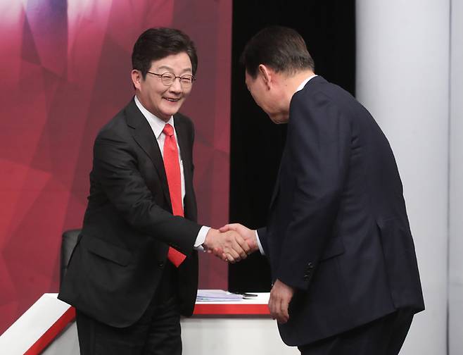 유승민(왼쪽), 윤석열 국민의힘 대통령선거 경선 후보가 18일 오후 부산 수영구 부산MBC에서 열린 부산·울산·경남 합동토론회에 참석해 인사를 나누고 있다. 뉴시스