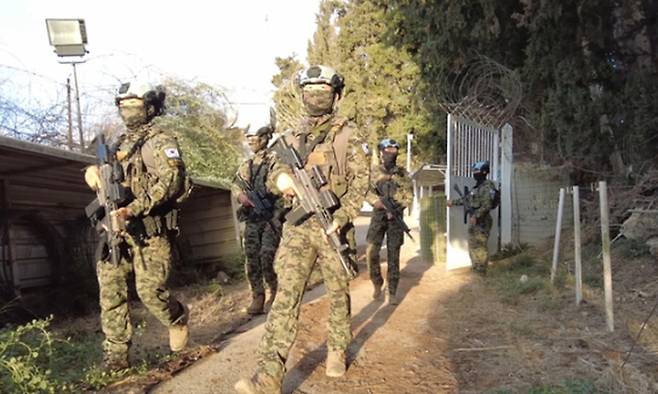 레바논에서 유엔 평화유지군으로 임무를 수행하는 동명부대 장병들이 도보정찰을 하는 모습. 합참 제공