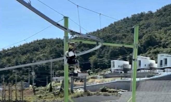 지난 17일 오전 11시 30분쯤 전남 여수시 돌산읍 한 관광시설인 짚코스터가 멈춰 8m&nbsp;공중에 매달린 이용객의 모습. 독자제공