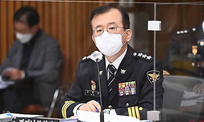 김원준 경기남부경찰청장이 18일 오후 경기도 수원시 장안구 경기남부경찰청 대회의실에서 열린 국회 행정안전위원회의 경기남·북부경찰청에 대한 국정감사에서 의원 질의에 답변하고 있다. 뉴스1
