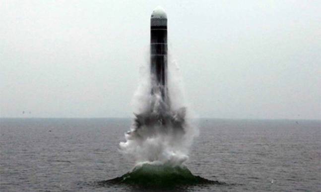 북한이 동해 원산만 수역에서 잠수함발사탄도미사일(SLBM) 북극성-3형 시험발사를 진행하는 모습. 세계일보 자료사진