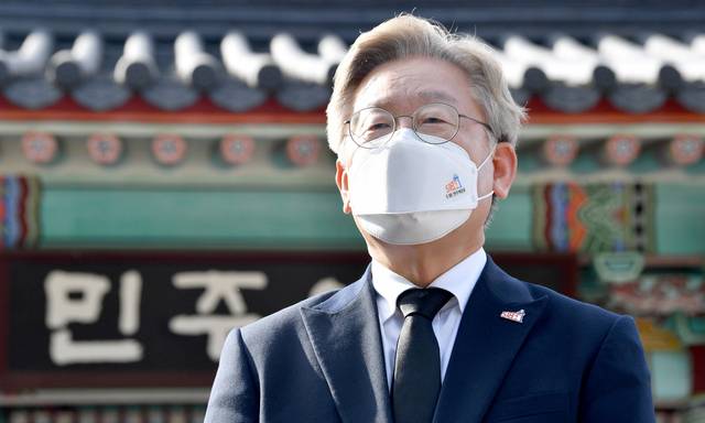 이재명 경기도지사가 5·18민주화운동 41주기를 맞아 지난 5월18일 오후 광주 북구 운정동 국립 5·18민주묘지를 참배한 뒤 소감을 말하고 있다. 광주=뉴시스