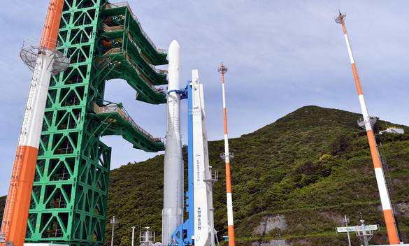 지난6월1일 오전 전남 고흥군 나로우주센터에서 한국한공우주연구원이 한국형발사체 '누리호' 인증모델을 점검하고 있다. 고흥=뉴시스