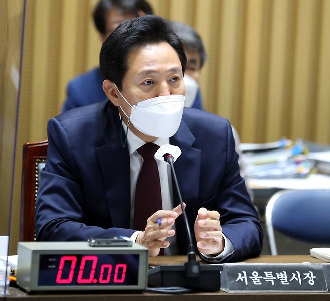 오세훈 서울시장이 19일 서울시청에서 열린 국회 행정안전위원회의 서울시 국정감사에서 의원 질의에 답변하고 있다. 국회사진기자단