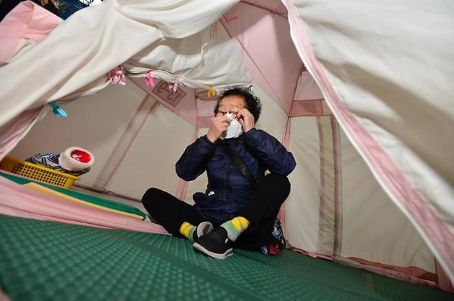 임시구호소에 이날까지 생활했던 이모 할머니가 기쁨의 눈물을 흘리고 있다.