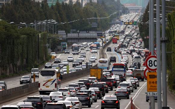 연휴 마지막날 붐비는 고속도로 - 한글날 연휴 마지막날인 11일 서울 서초구 잠원IC 인근 경부고속도로가 차량들로 붐비고 있다. 2021.10.11 연합뉴스