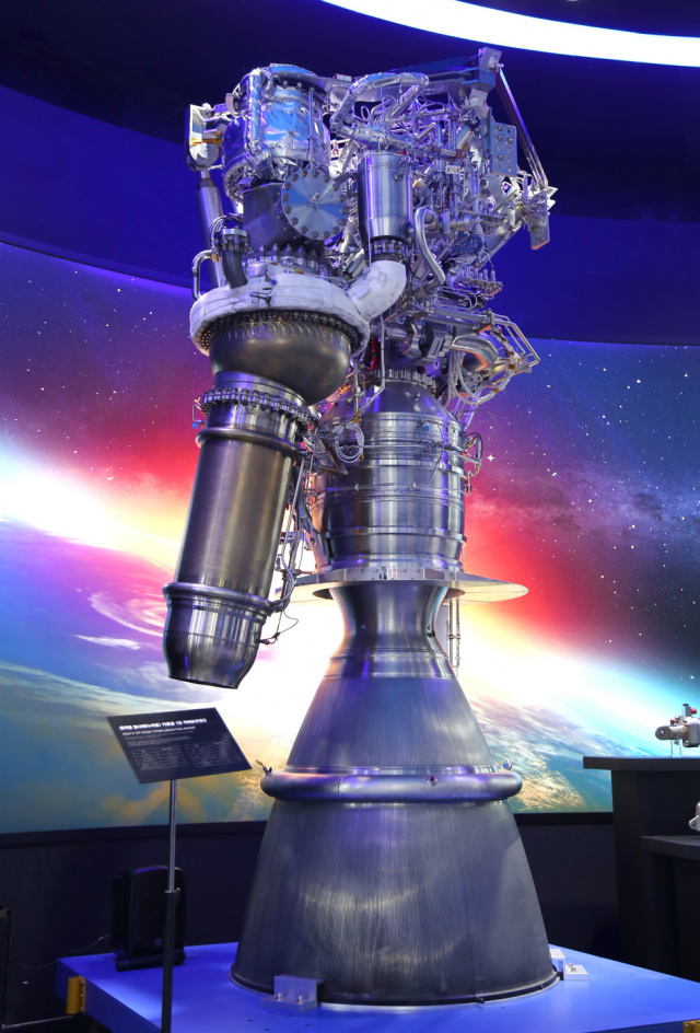 19일부터 23일까지 열리는 ADEX 2021 행사에서 한화에어로스페이스가 누리호에 탑재된 75톤 액체로켓엔진을 최초 공개했다./사진 제공=한화에어로스페이스