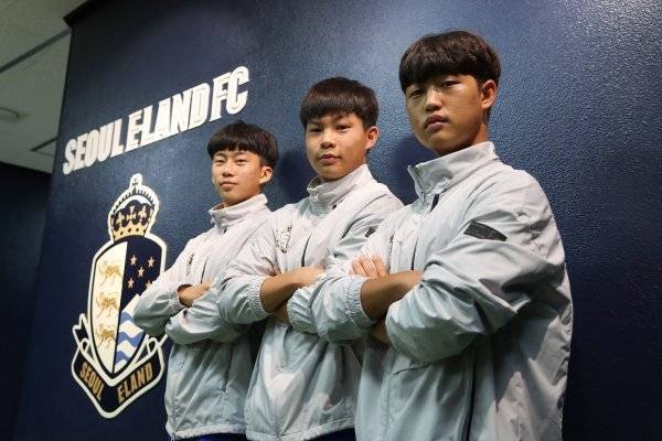 서울 이랜드 U-18팀 주축 선수들. 3학년 박준영, 2학년 손혁찬, 1학년 노규민(왼쪽부터)이 구단 앰블럼 앞에서 포즈를 취하고 있다. 사진제공 | 서울 이랜드