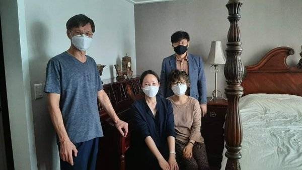 왼)김태형 피아노 기부자, 이태석 재단 이고은 사무국장, 김태형 기부자의 아내, 이태석 재단구수환 이사장