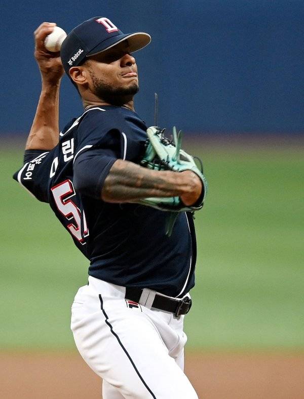 14일 서울 고척스카이돔에서 키움 히어로즈와 두산 베어스의 연습경기가 열렸다. 두산 선발투수 미란다가 힘차게 볼을 던지고 있다. 고척 | 김민성 기자 marineboy@donga.com