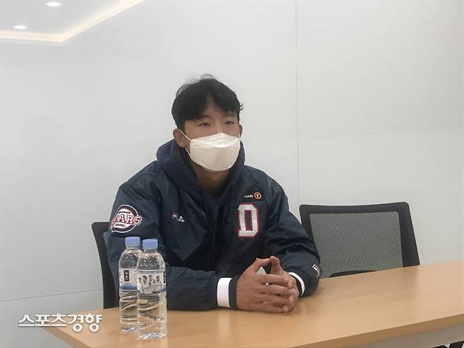 두산 현도훈이 지난 17일 잠실 KIA전 더블헤더 2차전을 마치고 인터뷰를 하고 있다. 잠실 | 김하진 기자