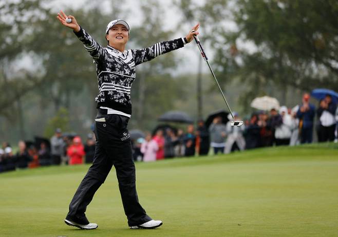 고진영이 지난 11일 파운더스컵에서 개인 통산 LPGA 10승, 한국선수 통산 199승을 달성한 뒤 두 팔을 벌려 환호하고 있다. ㅣ게티이미지