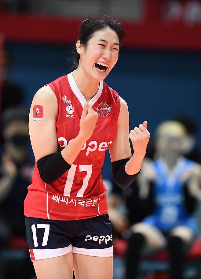 19일 광주 염주종합체육관에서 열린 페퍼저축은행의 개막전에서 역사적인 첫 득점을 올린 하혜진. KOVO 제공