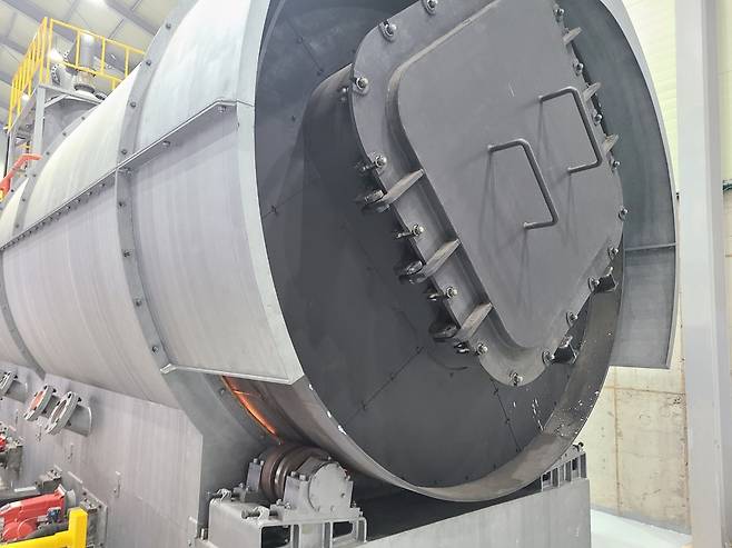 열분해유 생산업체 에코크레이션 인천 공장 반응로 (서울=연합뉴스) 김철선 기자 = 열분해유 생산업체 에코크레이션 인천 공장 반응로가 시험 가동 중인 모습. 2021.10.19 kcs@yna.co.kr