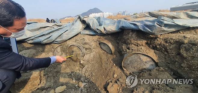 지난해 10월 발견된 춘천 옛 미군기지 터에 매립된 유류 통 [연합뉴스 자료사진]