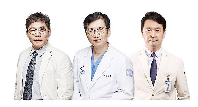 급성심근경색 시술 후 새 치료법 연구 (의정부=연합뉴스) 국내 한 연구팀이 급성심근경색으로 스텐트 시술받은 환자의 사망과 출혈 위험 등을 45% 줄이는 치료법을 개발했다. 왼쪽부터 장기육 서울성모병원 심뇌혈관병원장, 김찬준 의정부성모병원 순환기내과장, 박만원 대전성모병원 심장내과 교수. 2021.10.19 [의정부성모병원 제공. 재판매 및 DB 금지]