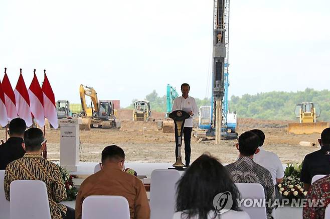 현대차-LG엔솔 배터리공장 착공 축사하는 조코위 대통령 (카라왕=연합뉴스) 성혜미 특파원 = 15일 자카르타 외곽 카라왕 산업단지(KNIC)에서 열린 현대차 그룹과 LG에너지솔루션의 인도네시아 배터리셀 합작공장 착공식에서 조코 위도도 대통령이 축사하고 있다. 2021.9.15 noanoa@yna.co.kr